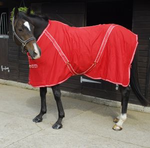 personalised show rug, personalised fleece rug, red show rug, embroidered show rug, personalised horse gift, personalised horse rider gift, horse lover gift 